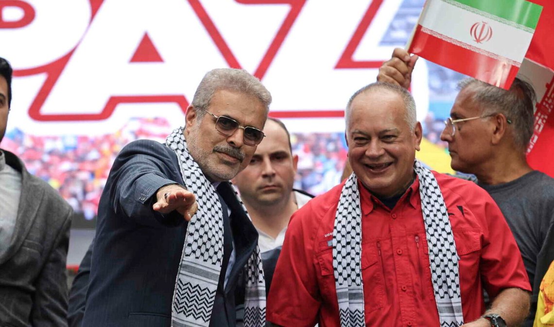 Irans ambassadör i Venezuela Ali Chegini (vänster) och Venezuelas inrikesminister Diosdado Cabello (höger) deltar i en protest mot Israels attack mot Iran organiserad av den venezuelanska regeringen i Caracas den 19 juni 2025. Foto: Jesus Vargas / AP / NTB. Irans ambassadör i Venezuela Ali Chegini (vänster) och Venezuelas inrikesminister Diosdado Cabello (höger) deltar i en protest mot Israels attack mot Iran organiserad av den venezuelanska regeringen i Caracas den 19 juni 2025. Foto: Jesus Vargas / AP / NTB.