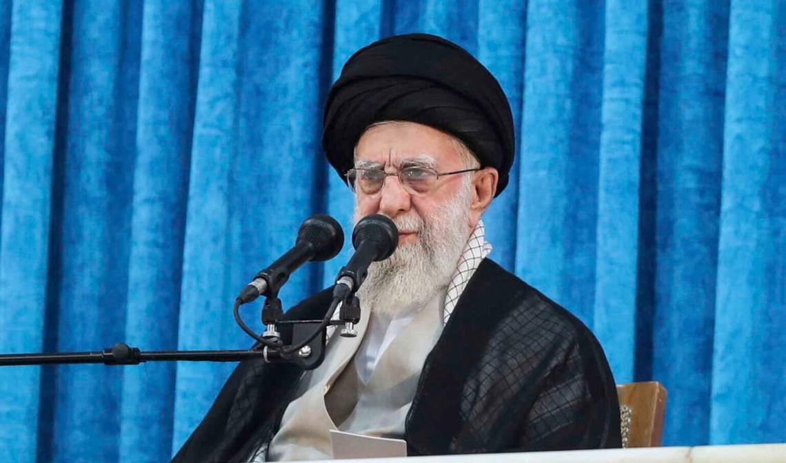 Ayatollah Ali Khamenei markerar årsdagen av ayatollah Khomeinis död 1989 i Teheran den 4 juni 2025. Foto: Irans ledarens kansli via AP/NTB Ayatollah Ali Khamenei markerar årsdagen av ayatollah Khomeinis död 1989 i Teheran den 4 juni 2025. Foto: Irans ledarens kansli via AP/NTB