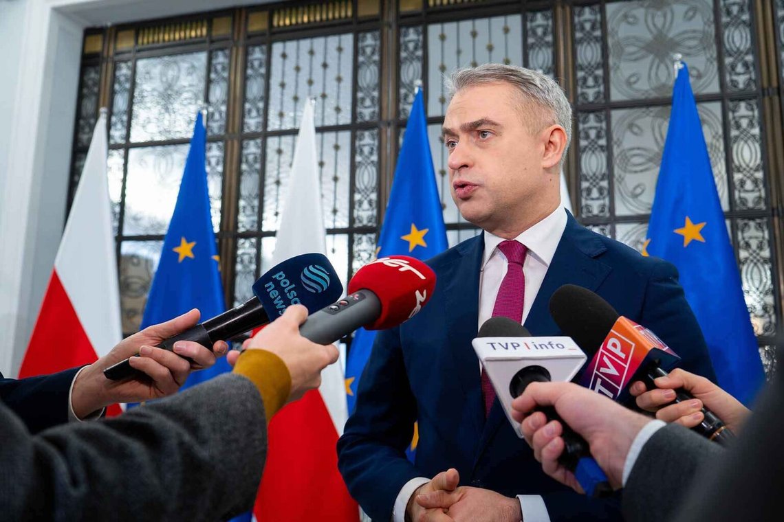 Vice premiärminister Krzysztof Gawkowski förklarar att nuvarande mallar använder könsspecifika fält som "kvinna" och "man", vilket tekniskt sett blockerar korrekt registrering av samkönade par. Foto: Klub Lewicy PDM 1.0 Vice premiärminister Krzysztof Gawkowski förklarar att nuvarande mallar använder könsspecifika fält som "kvinna" och "man", vilket tekniskt sett blockerar korrekt registrering av samkönade par. Foto: Klub Lewicy PDM 1.0