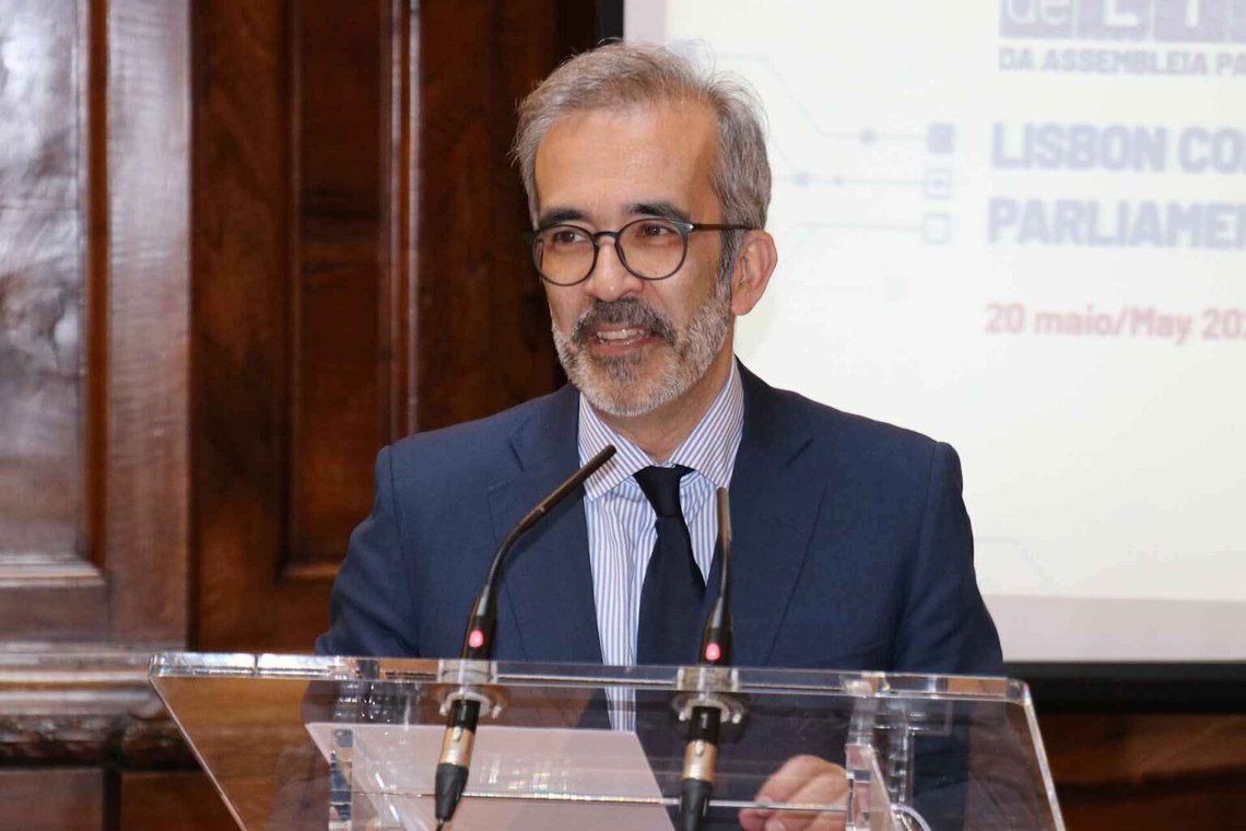 Portugals utrikesminister Paulo Artur dos Santos de Castro de Campos Rangel vill ge faderlösa familjer en paus från krigets trauma. Foto: OSSE:s parlamentariska församling CC BY-SA 2.0 Portugals utrikesminister Paulo Artur dos Santos de Castro de Campos Rangel vill ge faderlösa familjer en paus från krigets trauma. Foto: OSSE:s parlamentariska församling CC BY-SA 2.0