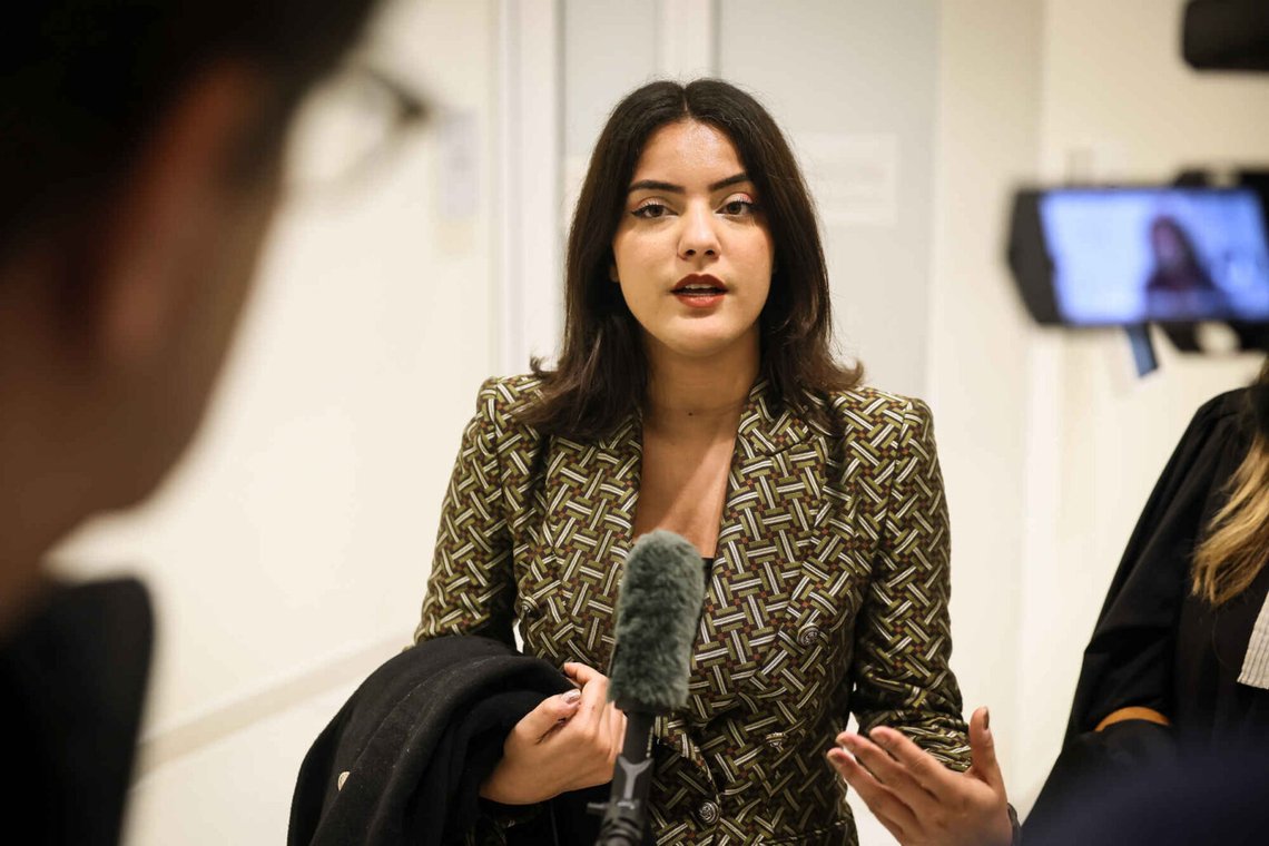 Yasmine Ouirhrane talar med media när hon lämnar rättssalen, efter ett domslut i ett mål som anklagar den franska högerextrema ledaren Marine Le Pen för att uppvigla till rashat, i Paris, tisdagen den 20 januari 2026. Foto: Thomas Padilla/AP Photo Yasmine Ouirhrane talar med media när hon lämnar rättssalen, efter ett domslut i ett mål som anklagar den franska högerextrema ledaren Marine Le Pen för att uppvigla till rashat, i Paris, tisdagen den 20 januari 2026. Foto: Thomas Padilla/AP Photo