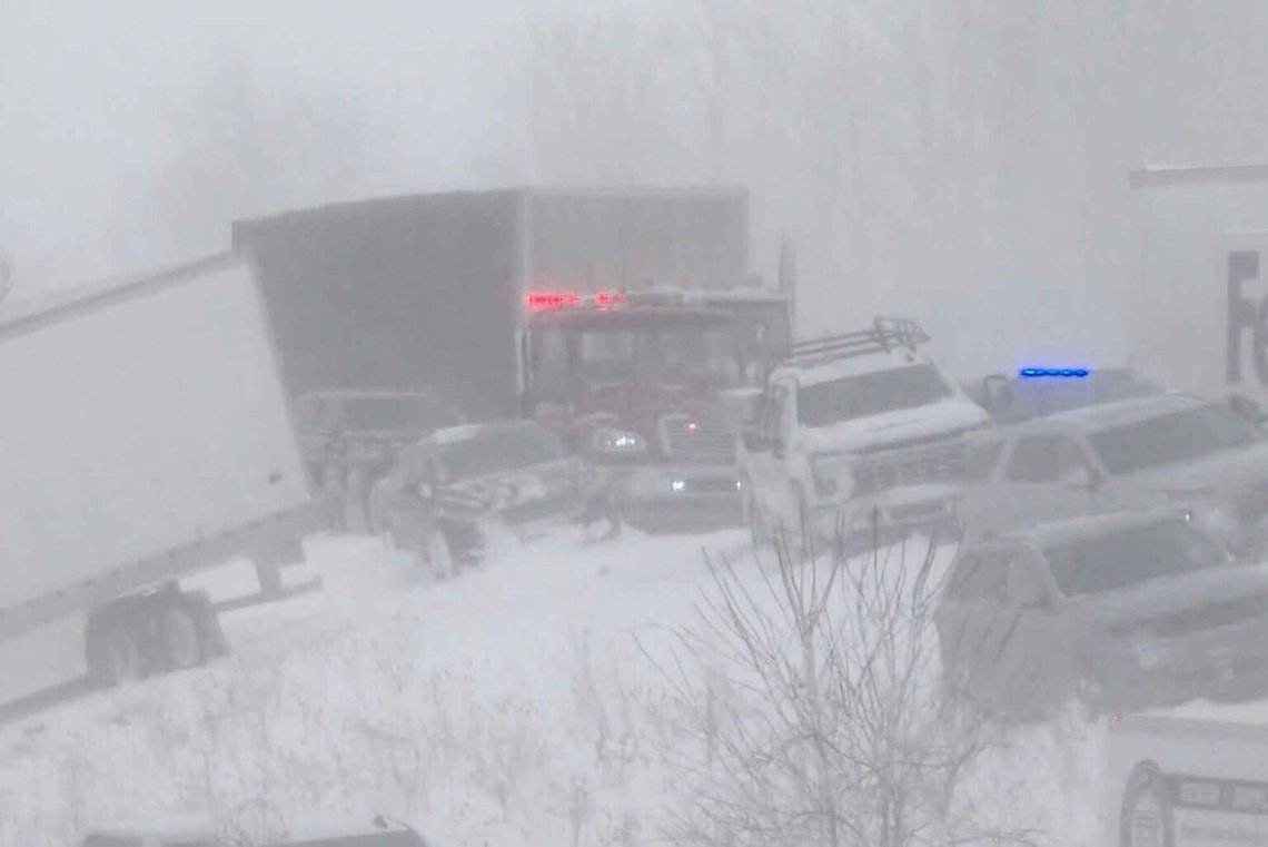 Den här bilden tagen från video tillhandahållen av WZZM visar en del av en allvarlig serikrock med flera bilar som ledde till att Michigan State Police stängde av en motorväg söder om Grand Rapids måndagen den 19 januari 2026 i Ottawa County, Mich. Foto: WZZM via AP Den här bilden tagen från video tillhandahållen av WZZM visar en del av en allvarlig serikrock med flera bilar som ledde till att Michigan State Police stängde av en motorväg söder om Grand Rapids måndagen den 19 januari 2026 i Ottawa County, Mich. Foto: WZZM via AP