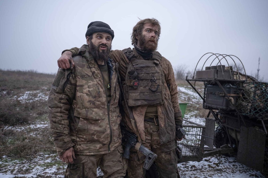 De ukrainska soldaterna Denis ”Bars” och Dmytro ”K2” omfamnar varandra den 16 december 2025 efter att ha återvänt från en position där de stred i 130 dagar nära Kostyantynivka i Ukrainas Donetsk-region. Foto: Iryna Rybakova / Ukrainas 93:e mekaniserade brigad via AP / NTB. De ukrainska soldaterna Denis ”Bars” och Dmytro ”K2” omfamnar varandra den 16 december 2025 efter att ha återvänt från en position där de stred i 130 dagar nära Kostyantynivka i Ukrainas Donetsk-region. Foto: Iryna Rybakova / Ukrainas 93:e mekaniserade brigad via AP / NTB.
