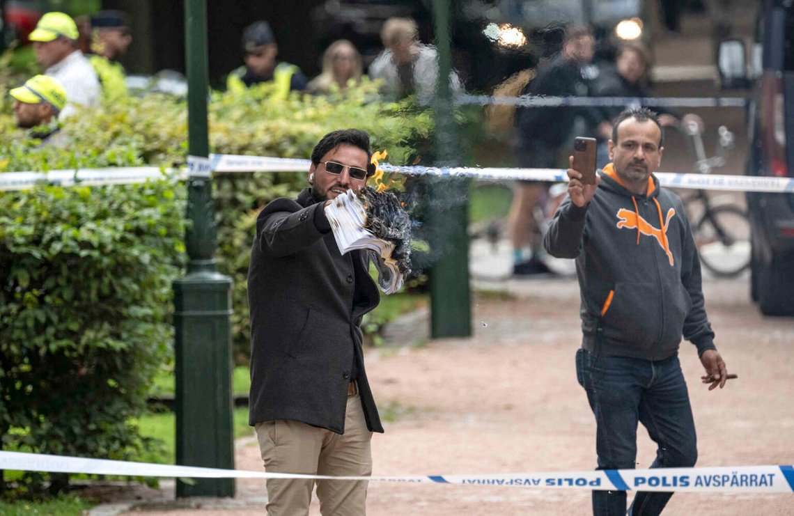 Salwan Momika håller ett offentligt möte på Värnhemstorget i Malmö år 2023. När Salwan Momika och hans partner Salwan Najem (höger) bar och spelade fotboll med en koran kastades föremål och flera personer tog sig innanför avspärrningarna. Det offentliga mötet fick ställas in, och händelsen rubriceras av polisen som våldsamma upplopp. Foto: Johan Nilsson/TT-NTB. Salwan Momika håller ett offentligt möte på Värnhemstorget i Malmö år 2023. När Salwan Momika och hans partner Salwan Najem (höger) bar och spelade fotboll med en koran kastades föremål och flera personer tog sig innanför avspärrningarna. Det offentliga mötet fick ställas in, och händelsen rubriceras av polisen som våldsamma upplopp. Foto: Johan Nilsson/TT-NTB.