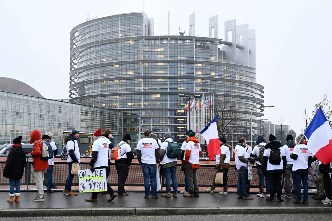 Franska demonstranter protesterade mot Mercosuravtalet utanför EU-parlamentet på tisdagen. Foto: Pascal Bastien / AP / NTB Franska demonstranter protesterade mot Mercosuravtalet utanför EU-parlamentet på tisdagen. Foto: Pascal Bastien / AP / NTB