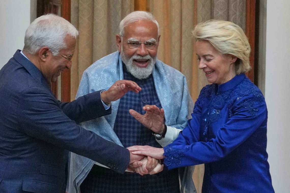 Indiens premiärminister Narendra Modi, i mitten, välkomnar Europeiska rådets ordförande Antonio Costa, vänster och EU-kommissionens ordförande Ursula von der Leyen innan deras möte i New Delhi, Indien, tisdagen den 27 januari 2026. Foto: Manish Swarup/ AP Photo Indiens premiärminister Narendra Modi, i mitten, välkomnar Europeiska rådets ordförande Antonio Costa, vänster och EU-kommissionens ordförande Ursula von der Leyen innan deras möte i New Delhi, Indien, tisdagen den 27 januari 2026. Foto: Manish Swarup/ AP Photo