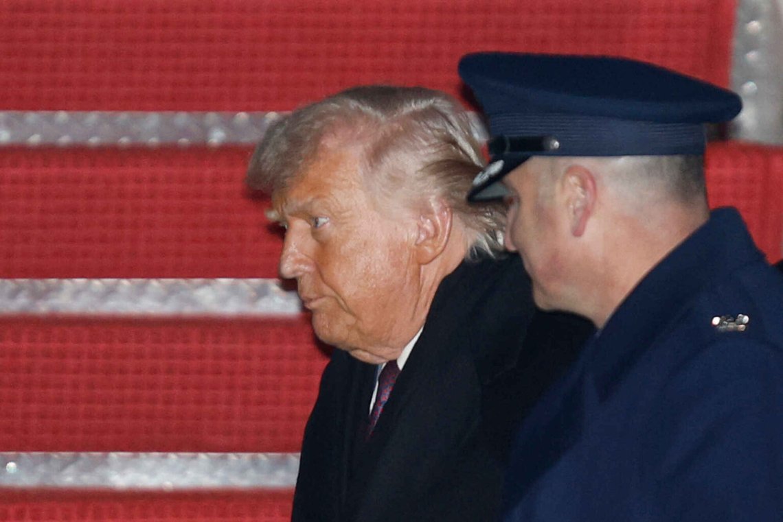 President Donald Trump, vänster, hälsas av flygvapnets överste Christopher M. Robinson, befälhavare för den 89:e flygtransportvingen, höger, efter att ha gått nerför trapporna till Air Force One, vid sin ankomst till Joint Base Andrews, Maryland, torsdagen den 22 januari 2026, efter att ha återvänt från World Economic Forum i Davos, Schweiz. Foto: Luis M. Alvarez/AP Photo President Donald Trump, vänster, hälsas av flygvapnets överste Christopher M. Robinson, befälhavare för den 89:e flygtransportvingen, höger, efter att ha gått nerför trapporna till Air Force One, vid sin ankomst till Joint Base Andrews, Maryland, torsdagen den 22 januari 2026, efter att ha återvänt från World Economic Forum i Davos, Schweiz. Foto: Luis M. Alvarez/AP Photo