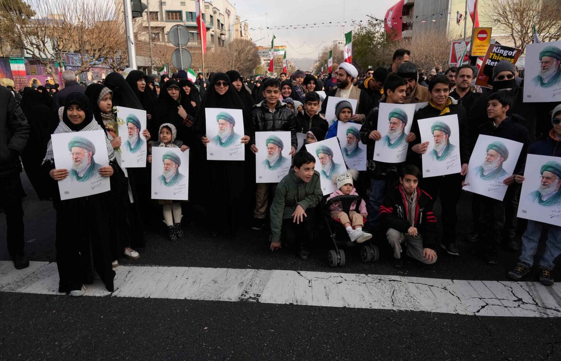 Människor håller affischer av Irans högsta ledare ayatolla Ali Khamenei under en begravningsceremoni för en grupp säkerhetsstyrkor, som dödades under regeringskritiska protester, i Teheran, Iran, onsdagen den 14 januari 2026. Foto: Vahid Salemi/AP Photo Människor håller affischer av Irans högsta ledare ayatolla Ali Khamenei under en begravningsceremoni för en grupp säkerhetsstyrkor, som dödades under regeringskritiska protester, i Teheran, Iran, onsdagen den 14 januari 2026. Foto: Vahid Salemi/AP Photo