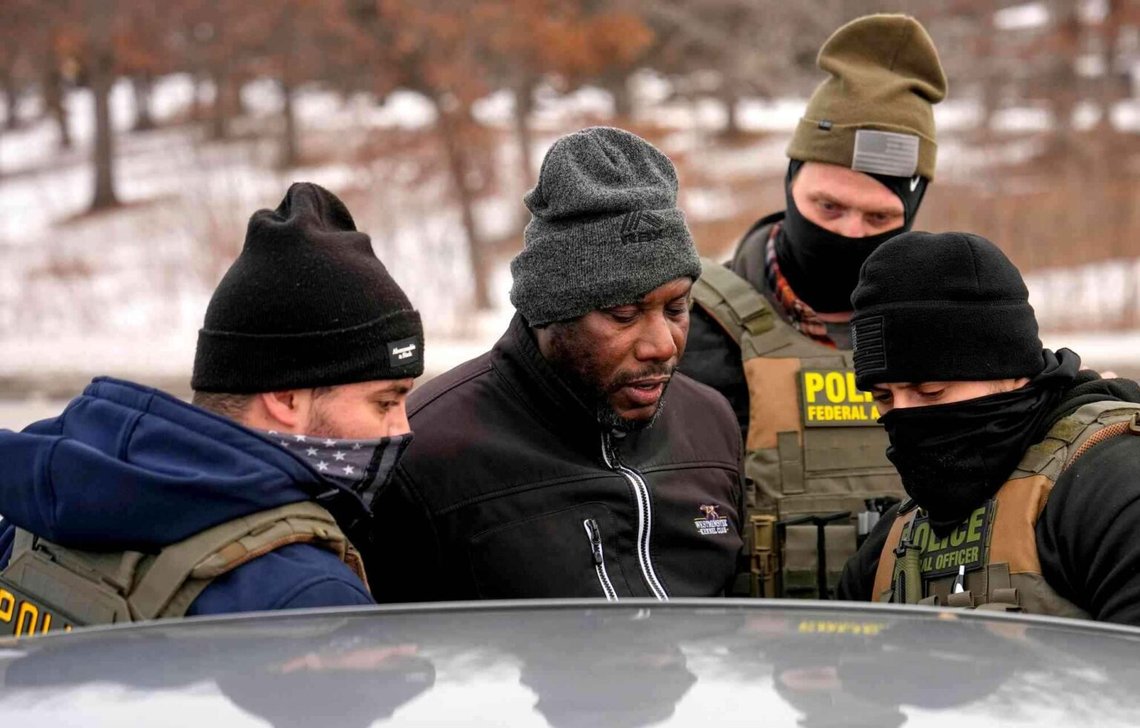 Tjänstemän från Immigration and Customs Enforcement (ICE) arresterade i söndags den här mannen som kom körande i en bil i Robbinsdale, Minnesota. Vad mannen eventuellt är skyldig till är inte känt. Foto: John Locher/AP Photo Tjänstemän från Immigration and Customs Enforcement (ICE) arresterade i söndags den här mannen som kom körande i en bil i Robbinsdale, Minnesota. Vad mannen eventuellt är skyldig till är inte känt. Foto: John Locher/AP Photo