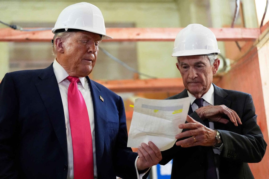 Federal Reserves ordförande Jerome Powell, till höger, och president Donald Trump granskar ett dokument med kostnadssiffror under ett besök på Federal Reserve, torsdagen den 24 juli 2025, i Washington. Foto: Julia Demaree Nikhinson/AP Photo Federal Reserves ordförande Jerome Powell, till höger, och president Donald Trump granskar ett dokument med kostnadssiffror under ett besök på Federal Reserve, torsdagen den 24 juli 2025, i Washington. Foto: Julia Demaree Nikhinson/AP Photo