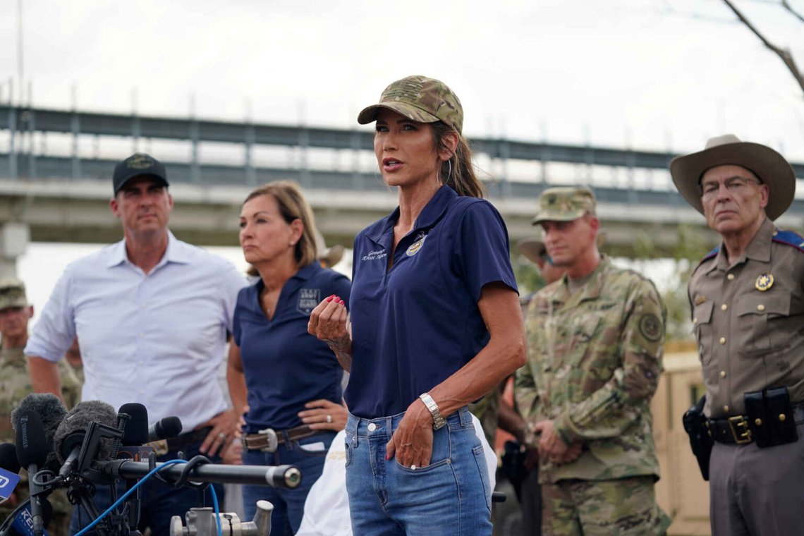 South Dakotas guvernör Kristi Noem håller en presskonferens längs Rio Grande den 21 augusti 2023 i Eagle Pass, Texas. Foto: Eric Gay/AP Foto South Dakotas guvernör Kristi Noem håller en presskonferens längs Rio Grande den 21 augusti 2023 i Eagle Pass, Texas. Foto: Eric Gay/AP Foto