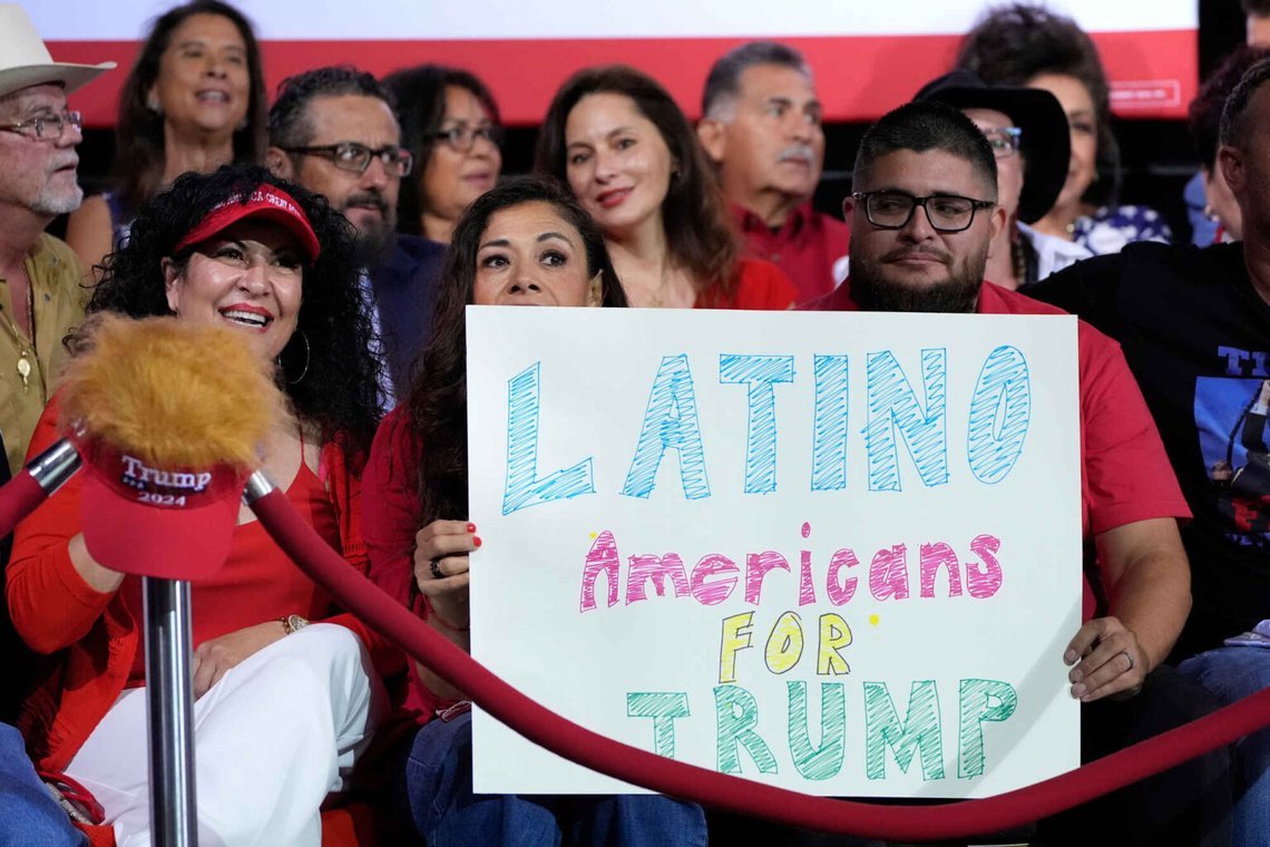 Supportrar håller en skylt innan den republikanska presidentkandidaten tidigare president Donald Trump anländer för att tala under ett kampanjevenemang, 12 september 2024, i Tucson, Arizona. (AP Foto: Alex Brandon/AP Photo Supportrar håller en skylt innan den republikanska presidentkandidaten tidigare president Donald Trump anländer för att tala under ett kampanjevenemang, 12 september 2024, i Tucson, Arizona. (AP Foto: Alex Brandon/AP Photo