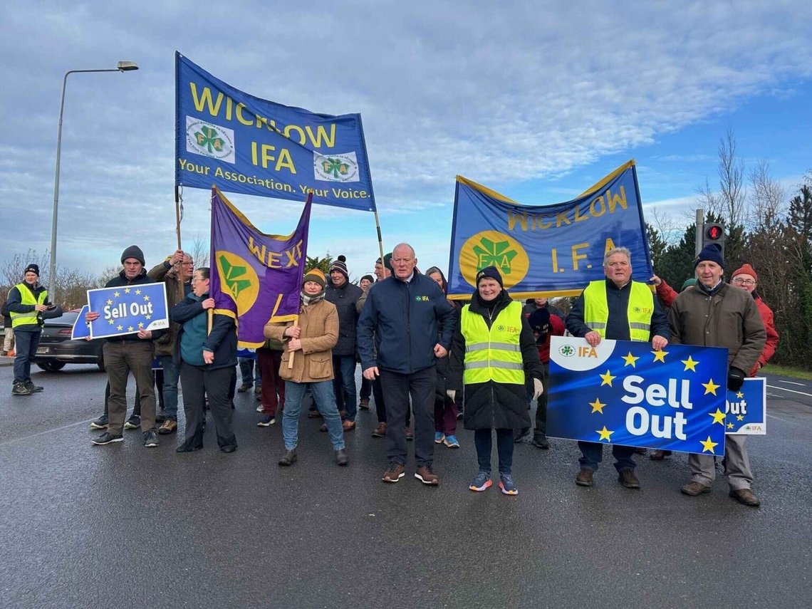 Människor protesterar mot handelsavtalet mellan EU och Mercosur i Athlone, Irland, lördagen den 10 januari 2026. Foto: Cillian Sherlock/ PA via AP Människor protesterar mot handelsavtalet mellan EU och Mercosur i Athlone, Irland, lördagen den 10 januari 2026. Foto: Cillian Sherlock/ PA via AP