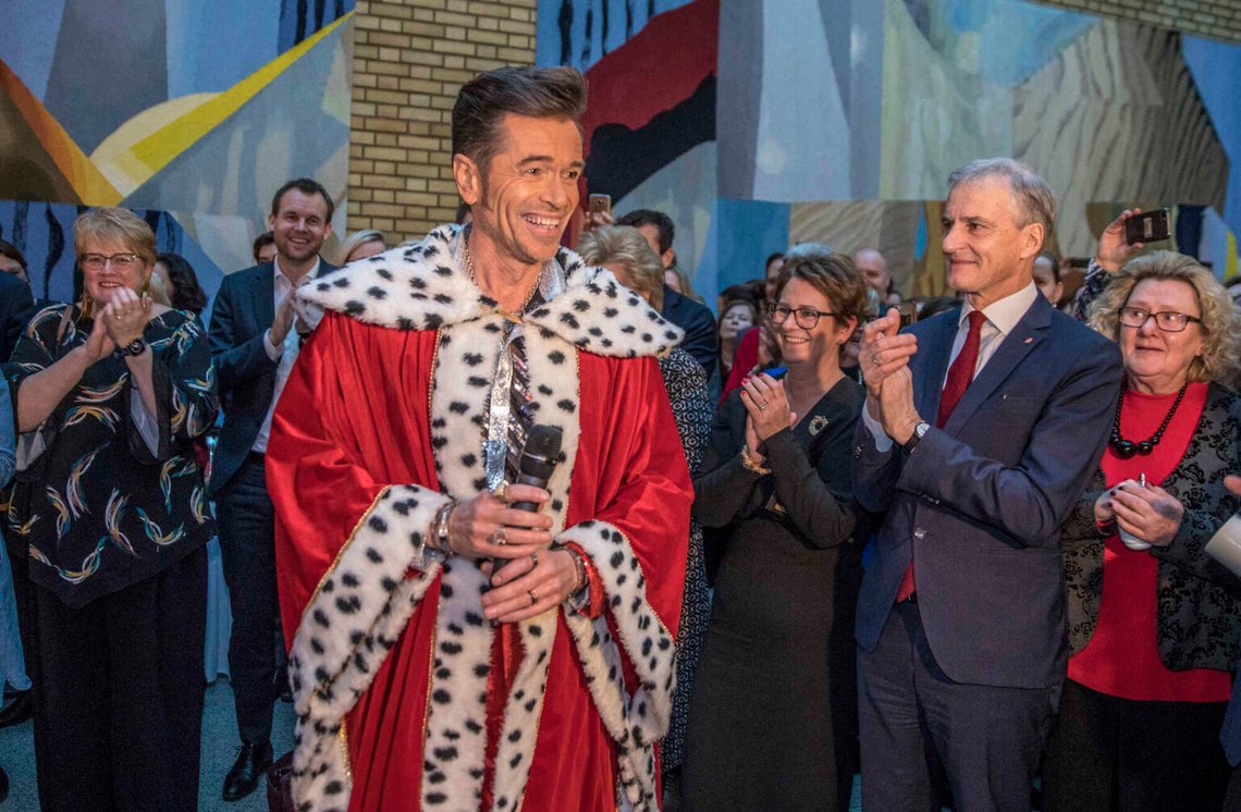 Kjetil Rolness alias Jens Pikenes tar med julen in i Vandrehallen under den traditionella jullunchen på Stortinget den 16 december 2019. Foto: Ole Berg-Rusten / NTB Kjetil Rolness alias Jens Pikenes tar med julen in i Vandrehallen under den traditionella jullunchen på Stortinget den 16 december 2019. Foto: Ole Berg-Rusten / NTB