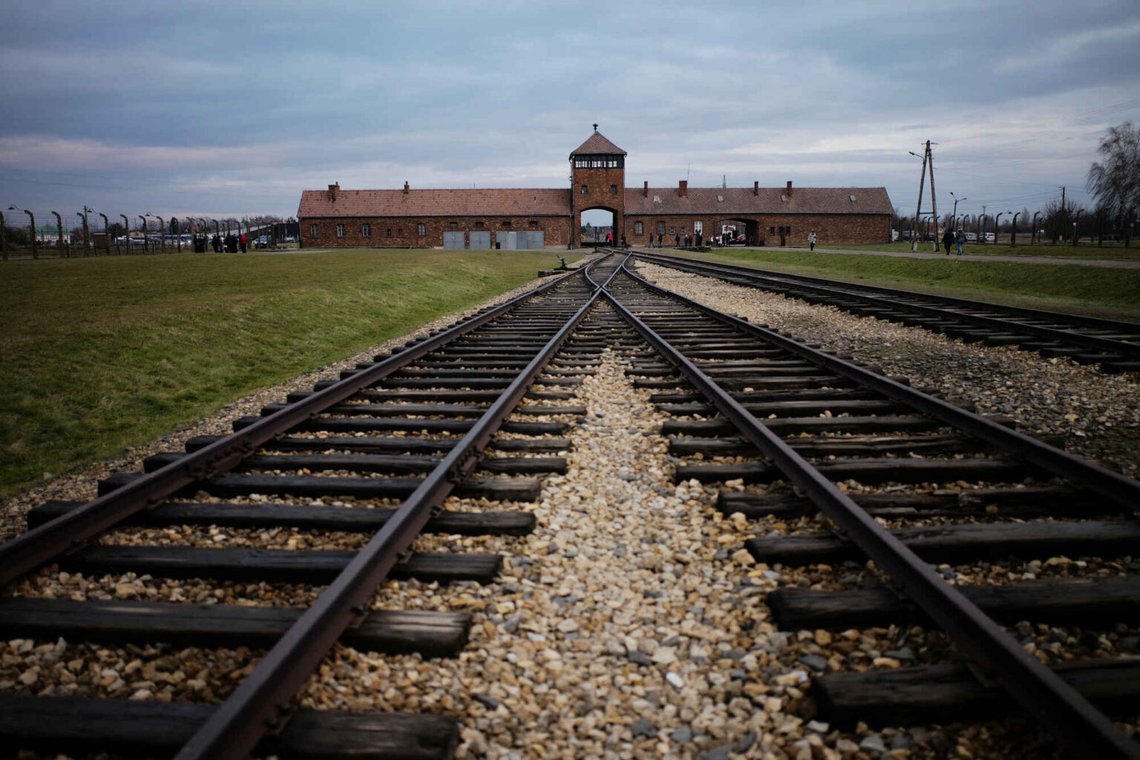 Järnvägsspåren dit hundratusentals människor anlände för att dirigeras till gaskamrarna i det tidigare nazistiska dödslägret Auschwitz Birkenau, eller Auschwitz II, visas i Oswiecim, Polen, den 7 december 2019. Foto: Markus Schreiber/ AP Photo Järnvägsspåren dit hundratusentals människor anlände för att dirigeras till gaskamrarna i det tidigare nazistiska dödslägret Auschwitz Birkenau, eller Auschwitz II, visas i Oswiecim, Polen, den 7 december 2019. Foto: Markus Schreiber/ AP Photo