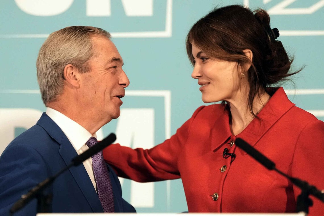 Laila Cunningham från Reform UK med partiledaren Nigel Farage under en presskonferens på Glazier's Hall i London, onsdagen den 7 januari 2026. Foto: Stefan Rousseau /PA via AP/NTB Laila Cunningham från Reform UK med partiledaren Nigel Farage under en presskonferens på Glazier's Hall i London, onsdagen den 7 januari 2026. Foto: Stefan Rousseau /PA via AP/NTB
