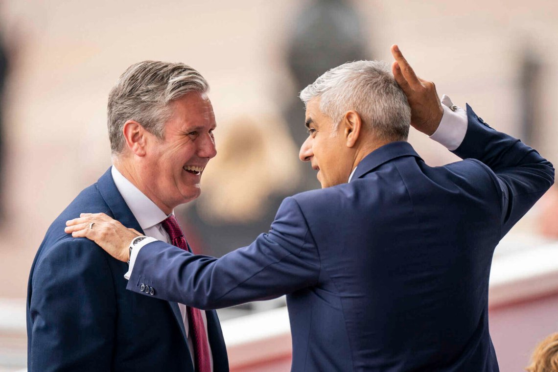 Premiärminister Keir Starmer och Londons borgmästare Sadiq Khan på gott humör. Kanske har de hittat nya sätt att förstöra huvudstaden London? Foto: Aaron Chown /Pool Foto via AP/NTB Premiärminister Keir Starmer och Londons borgmästare Sadiq Khan på gott humör. Kanske har de hittat nya sätt att förstöra huvudstaden London? Foto: Aaron Chown /Pool Foto via AP/NTB