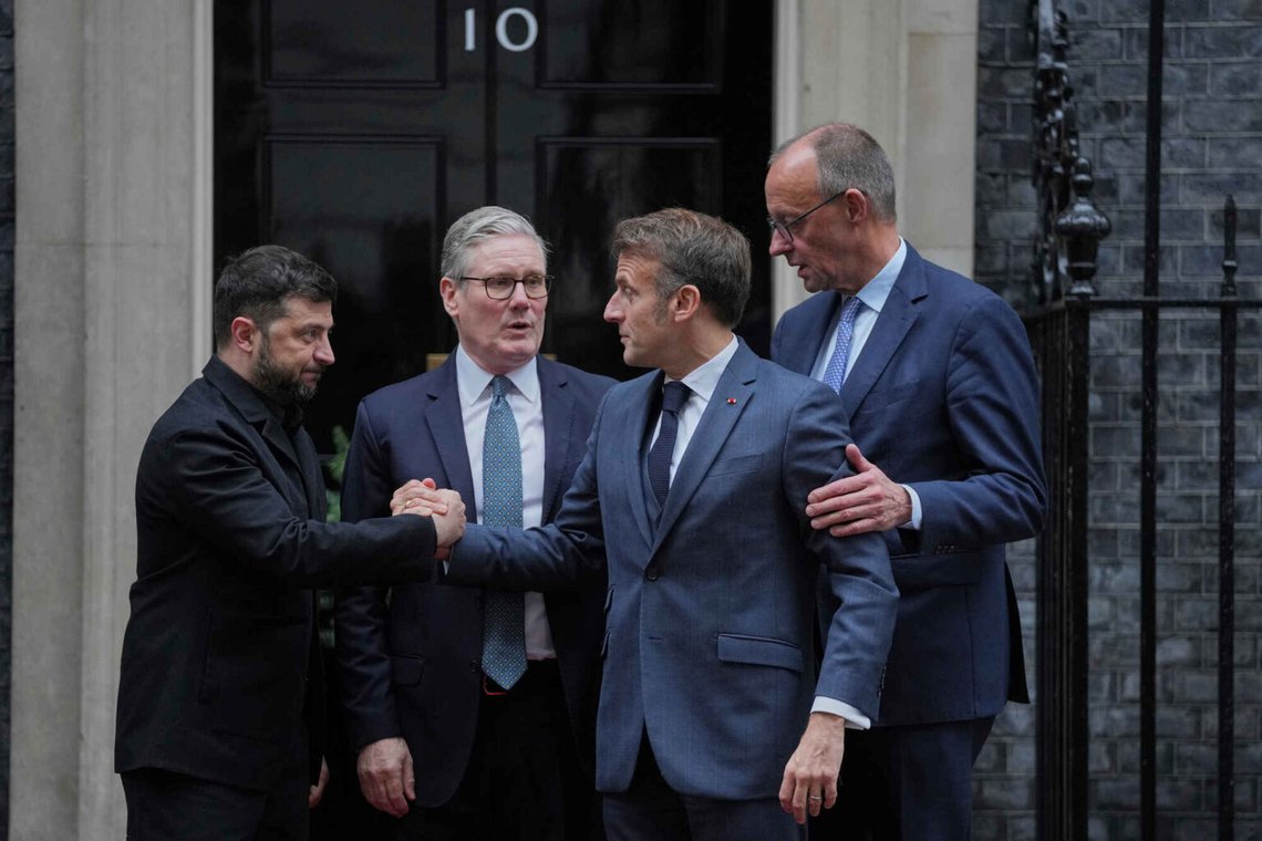 Ukrainas president Volodymyr Zelenskyj, från vänster, Storbritanniens premiärminister Keir Starmer, Frankrikes president Emmanuel Macron och Tysklands förbundskansler Friedrich Merz poserar för foton efter deras möte på Downing Street 10, London, 8 december 2025. Foto: Kin Cheung/ AP Photo Ukrainas president Volodymyr Zelenskyj, från vänster, Storbritanniens premiärminister Keir Starmer, Frankrikes president Emmanuel Macron och Tysklands förbundskansler Friedrich Merz poserar för foton efter deras möte på Downing Street 10, London, 8 december 2025. Foto: Kin Cheung/ AP Photo