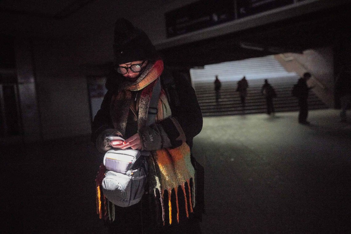 Människor använder sina mobiltelefoner som ljuskälla i kylan efter attacken mot elnätet i Berlin. Foto: Michael Kappeler/dpa via AP Människor använder sina mobiltelefoner som ljuskälla i kylan efter attacken mot elnätet i Berlin. Foto: Michael Kappeler/dpa via AP