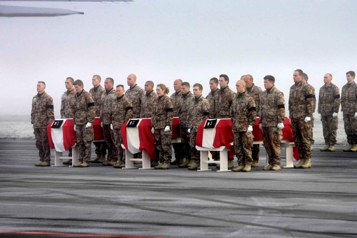 USA:s Nato-allierade reagerar starkt på president Donald Trumps påstående att de höll sig "lite borta från frontlinjerna" i Afghanistan. I december 2008 anlände kistorna med tre dödade danska soldater till Danmark. Foto: Polfoto / AP / NTB USA:s Nato-allierade reagerar starkt på president Donald Trumps påstående att de höll sig "lite borta från frontlinjerna" i Afghanistan. I december 2008 anlände kistorna med tre dödade danska soldater till Danmark. Foto: Polfoto / AP / NTB