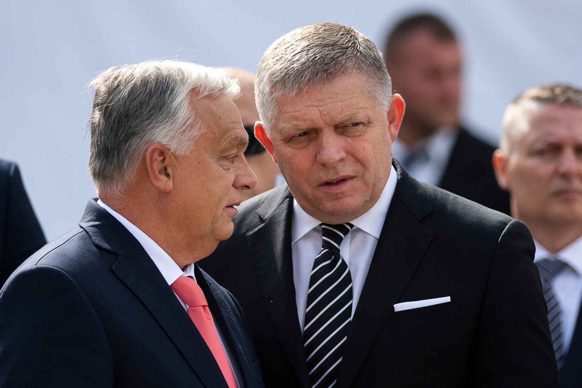 Ungerns premiärminister Viktor Orbán, till vänster, och hans slovakiske motsvarighet Robert Fico samtalar med varandra innan de håller sina tal under 130-årsjubileet av Mária Valeria-bron i Esztergom, Ungern, söndagen den 28 september 2025. Foto: Denes Erdos/AP Photo Ungerns premiärminister Viktor Orbán, till vänster, och hans slovakiske motsvarighet Robert Fico samtalar med varandra innan de håller sina tal under 130-årsjubileet av Mária Valeria-bron i Esztergom, Ungern, söndagen den 28 september 2025. Foto: Denes Erdos/AP Photo