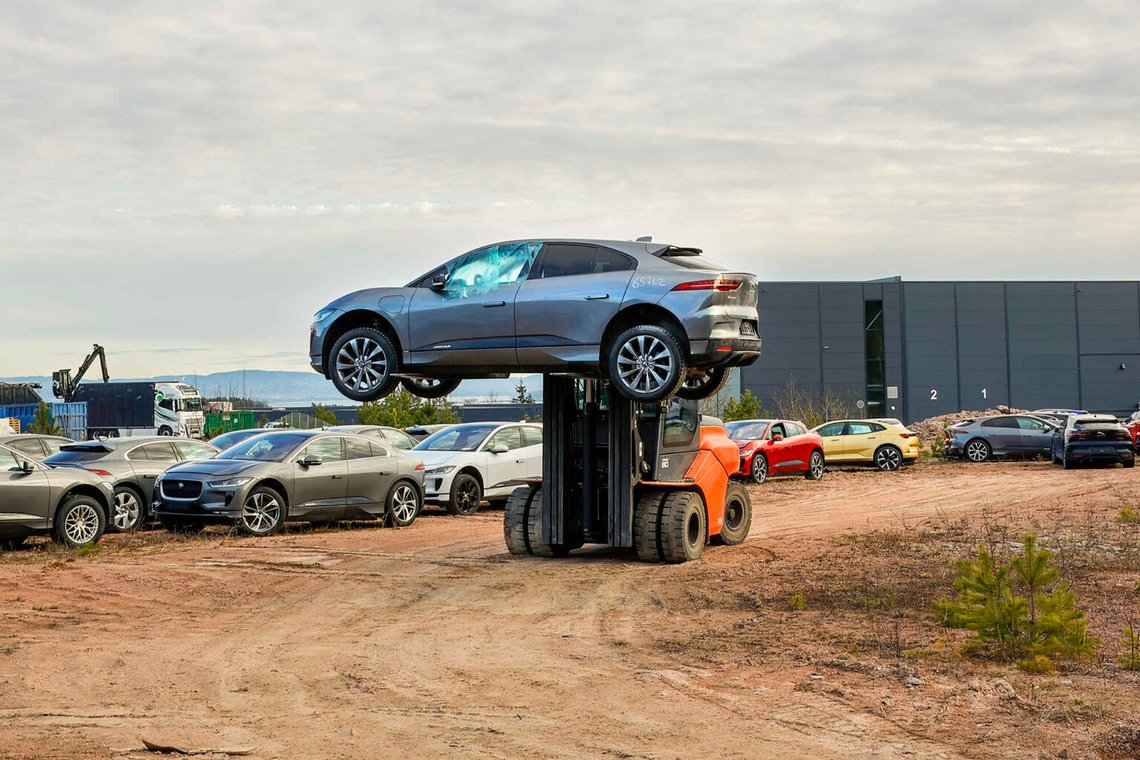 Røyken 20250408. Lätt begagnade Jaguar elbilar som skrotas på grund av batteriproblem. Dessa står i ett dammigt område utanför bilskroten Bil1Dins anläggning i Røyken. Foto: Hans O. Torgersen / NTB Røyken 20250408. Lätt begagnade Jaguar elbilar som skrotas på grund av batteriproblem. Dessa står i ett dammigt område utanför bilskroten Bil1Dins anläggning i Røyken. Foto: Hans O. Torgersen / NTB