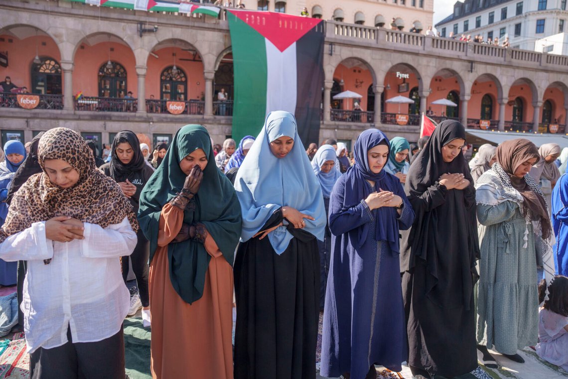 Parallellsamfunn? Islam Net arrangerer felles fredagsbønn og Palestina-demonstrasjon på Youngstorget. Foto: Javad Parsa / NTB Parallellsamfunn? Islam Net arrangerer felles fredagsbønn og Palestina-demonstrasjon på Youngstorget. Foto: Javad Parsa / NTB