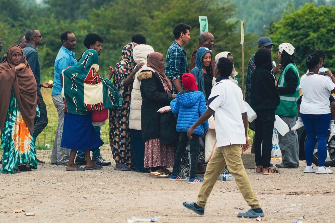 Migranter köar för mat på ett informellt läger för Läkare utan gränser i Mardyck, norra Frankrike, 2 juli 2025. Foto: Nicolas Garriga/ AP-NTB. Migranter köar för mat på ett informellt läger för Läkare utan gränser i Mardyck, norra Frankrike, 2 juli 2025. Foto: Nicolas Garriga/ AP-NTB.