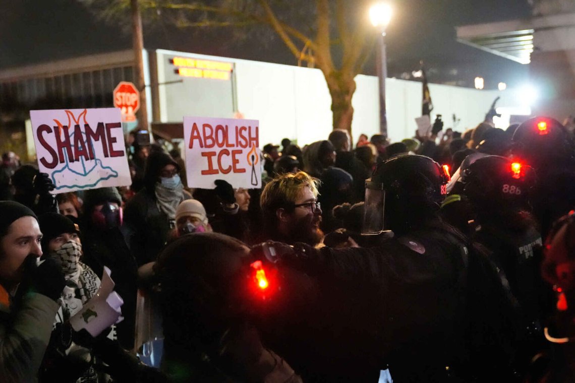 Det har förekommit demonstrationer mot ICE efter skjutningen i Portland på torsdagen. Men inga ICE-agenter var inblandade. Foto: Jenny Kane/ AP/ NTB Det har förekommit demonstrationer mot ICE efter skjutningen i Portland på torsdagen. Men inga ICE-agenter var inblandade. Foto: Jenny Kane/ AP/ NTB
