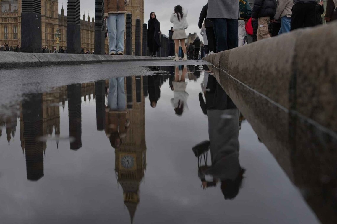 Turister tar fotografier framför Elizabeth Tower, känt som Big Ben, i London, fredagen den 23 januari 2026. Foto: Kin Cheung/AP Photo Turister tar fotografier framför Elizabeth Tower, känt som Big Ben, i London, fredagen den 23 januari 2026. Foto: Kin Cheung/AP Photo
