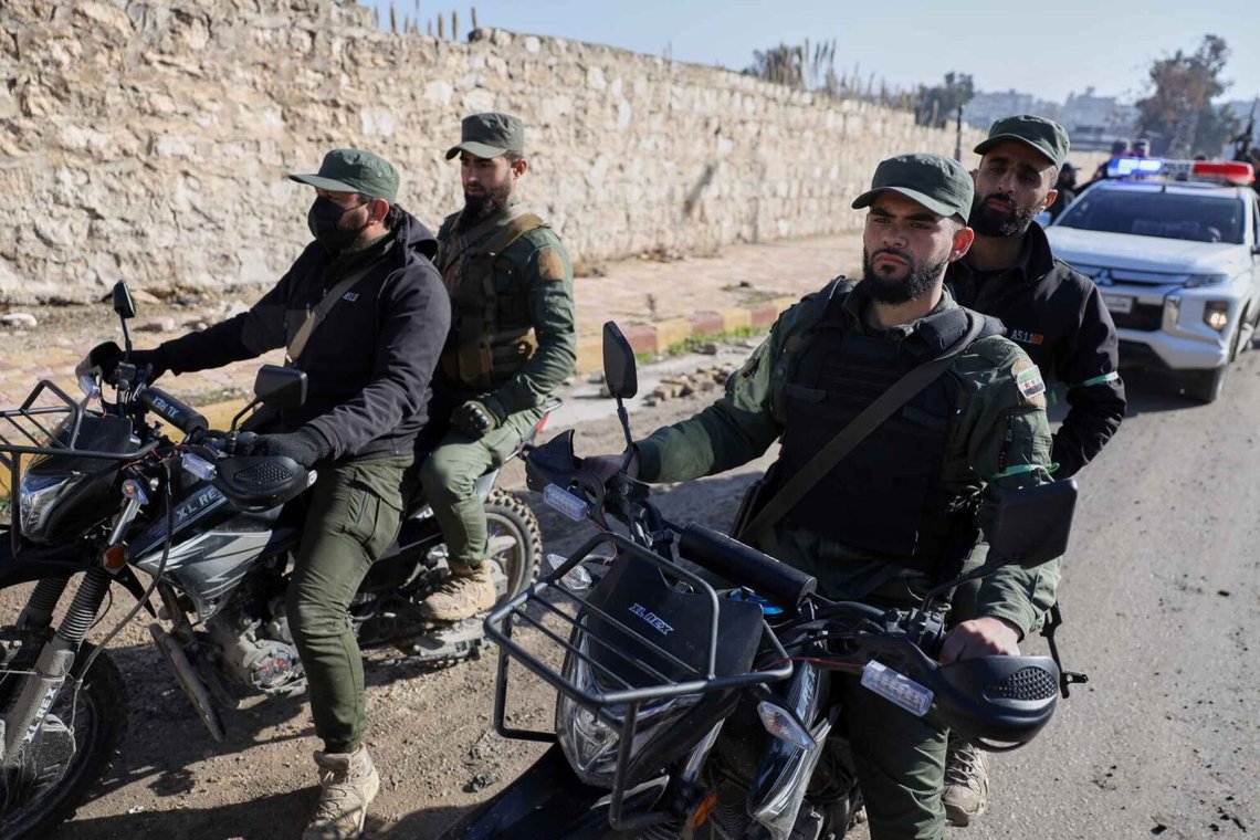 Dessa soldater skulle lika gärna kunna vara iranska Bashir-miliser. De ser likadana ut. En syrisk militärpoliskonvoj samlas i stadsdelen Sheikh Maqsoud mitt i sammandrabbningar mellan regeringsstyrkor och kurdiska stridande i den norra staden Aleppo, Syrien, lördagen den 10 januari 2026. Foto: Omar Albam/AP Photo Dessa soldater skulle lika gärna kunna vara iranska Bashir-miliser. De ser likadana ut. En syrisk militärpoliskonvoj samlas i stadsdelen Sheikh Maqsoud mitt i sammandrabbningar mellan regeringsstyrkor och kurdiska stridande i den norra staden Aleppo, Syrien, lördagen den 10 januari 2026. Foto: Omar Albam/AP Photo