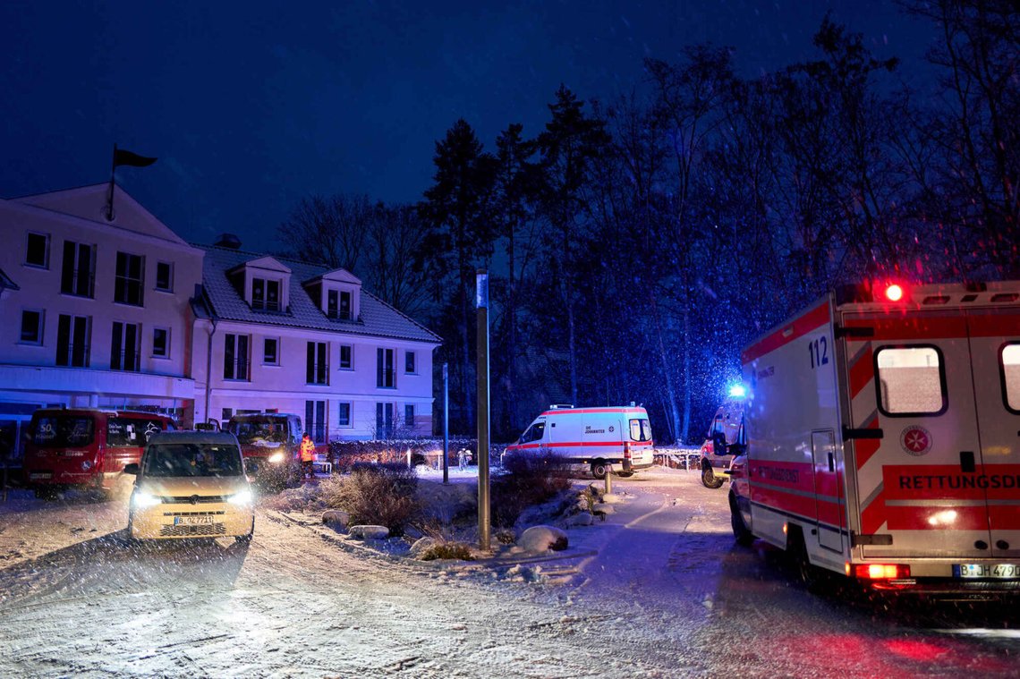 Utryckningsfordon från hjälporganisationen "Die Johanniter" hämtar boende på ett äldreboende i Berlin, Tyskland, den 3 januari 2025, under ett strömavbrott i sydvästra Berlin efter en brand på en kabelbro. Foto: Michael Ukas/ AP/ NTB. Utryckningsfordon från hjälporganisationen "Die Johanniter" hämtar boende på ett äldreboende i Berlin, Tyskland, den 3 januari 2025, under ett strömavbrott i sydvästra Berlin efter en brand på en kabelbro. Foto: Michael Ukas/ AP/ NTB.
