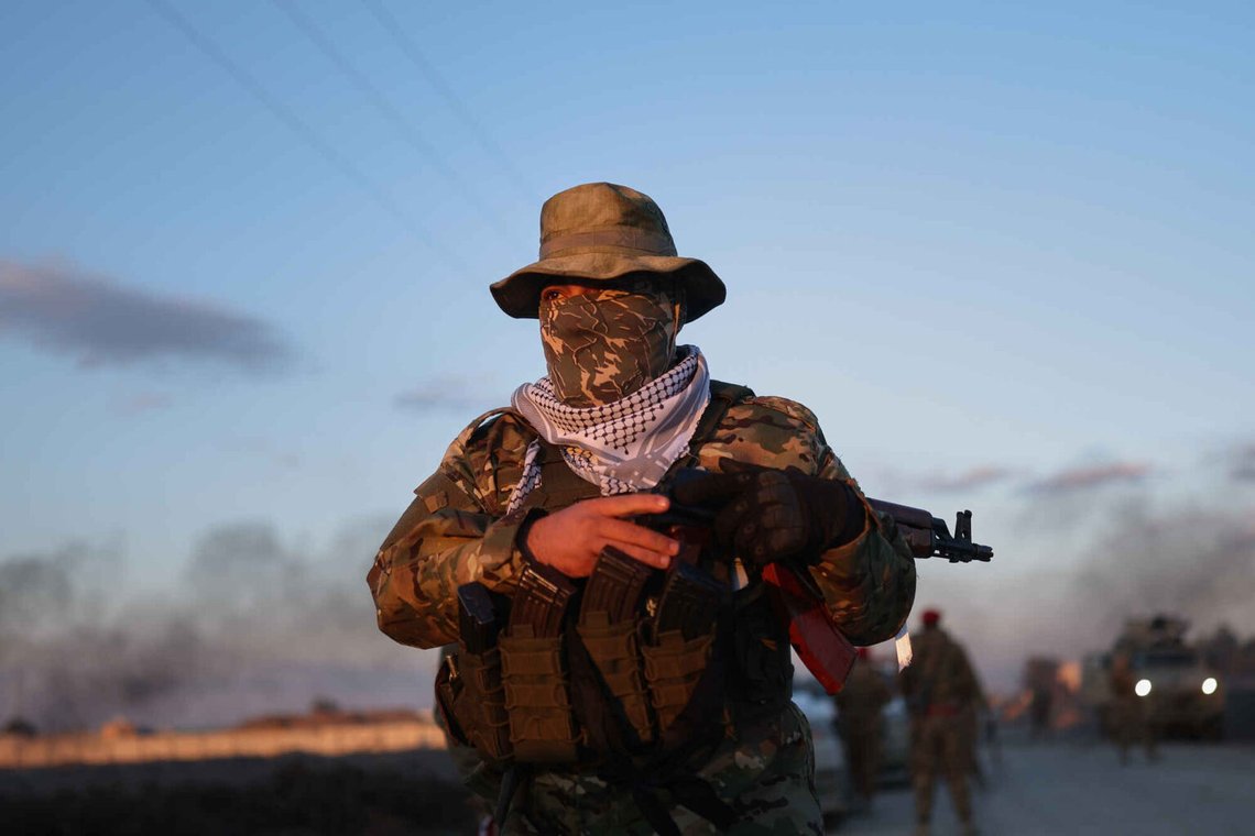 En krigare kopplad till den syriska regeringsarmén utanför al-Aqtan-fängelset i utkanten av Raqqa på måndagen medan förhandlingarna fortsatte för att den kurddominerade SDF ska lämna över kontrollen över fängelset till regeringsstyrkorna. Foto: Ghaith Alsayed / AP / NTB En krigare kopplad till den syriska regeringsarmén utanför al-Aqtan-fängelset i utkanten av Raqqa på måndagen medan förhandlingarna fortsatte för att den kurddominerade SDF ska lämna över kontrollen över fängelset till regeringsstyrkorna. Foto: Ghaith Alsayed / AP / NTB