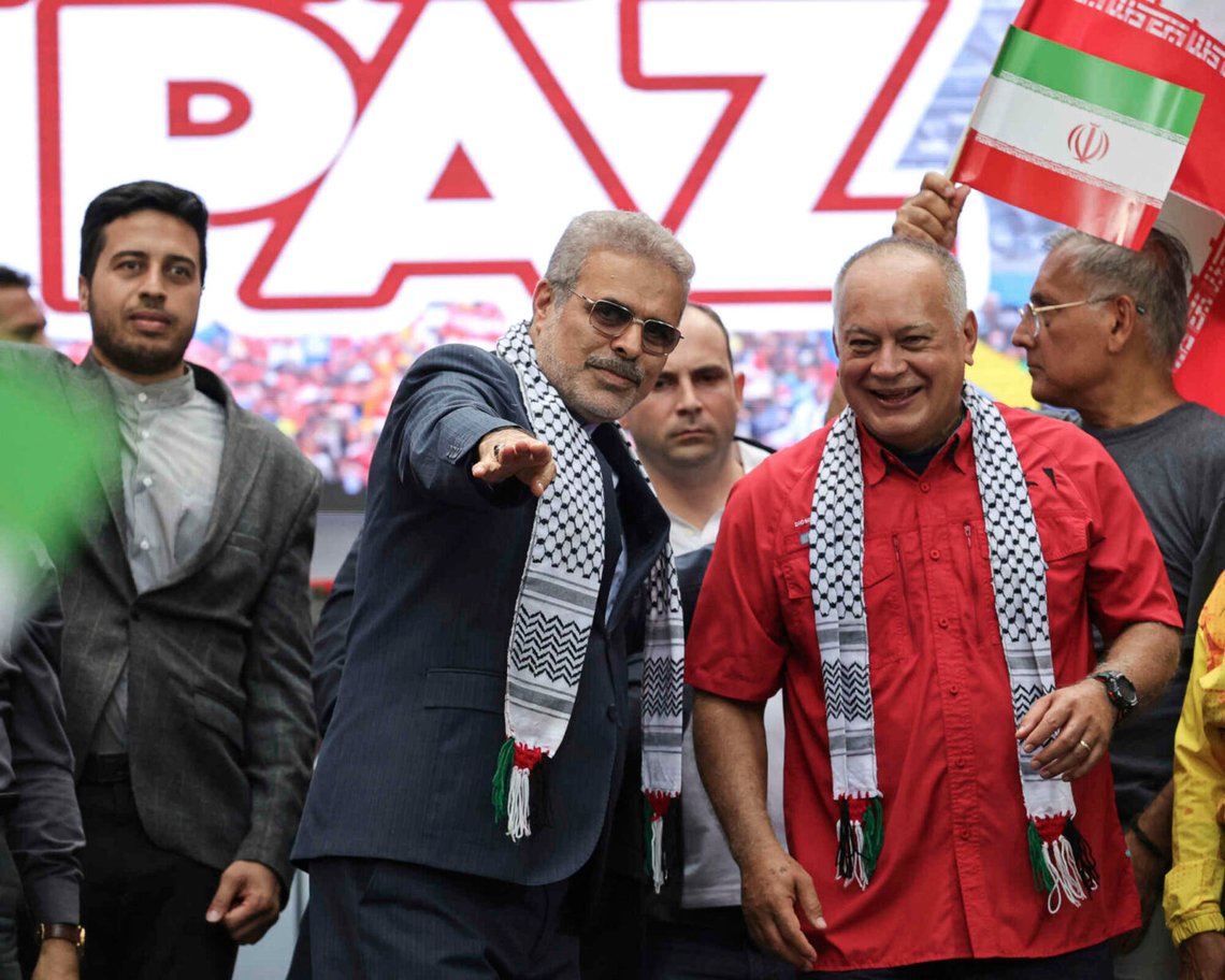 Irans ambassadör i Venezuela, Ali Chegini, till vänster, och Venezuelas inrikesminister Diosdado Cabello, till höger, deltar i en regeringsorganiserad marsch mot Israels attacker mot Iran i Caracas, Venezuela, torsdagen den 19 juni 2025. Foto: Jesus Vargas/AP Photo Irans ambassadör i Venezuela, Ali Chegini, till vänster, och Venezuelas inrikesminister Diosdado Cabello, till höger, deltar i en regeringsorganiserad marsch mot Israels attacker mot Iran i Caracas, Venezuela, torsdagen den 19 juni 2025. Foto: Jesus Vargas/AP Photo