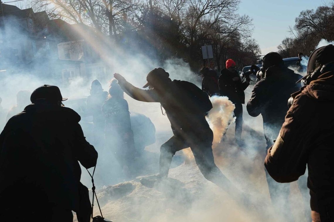 Användningen av tårgas mot så kallade fredliga demonstranter begränsades av en domare i Minnesota på fredagen. En högre kammarrätt har nu avslagit beslutet. Här från en demonstration i Minneapolis förra veckan. Foto: Adam Gray / AP / NTB Användningen av tårgas mot så kallade fredliga demonstranter begränsades av en domare i Minnesota på fredagen. En högre kammarrätt har nu avslagit beslutet. Här från en demonstration i Minneapolis förra veckan. Foto: Adam Gray / AP / NTB