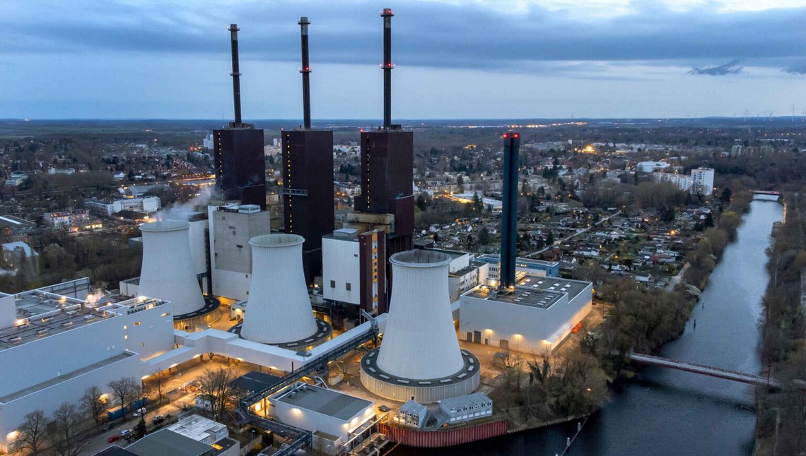 Ånga kommer ut från ett kyltorn vid gaskraftverket Lichterfelde nära en snedkabelbro som korsar Teltowkanalen i Berlin, Tyskland, 30 mars 2022. Foto: Michael Sohn/ AP/ NTB Ånga kommer ut från ett kyltorn vid gaskraftverket Lichterfelde nära en snedkabelbro som korsar Teltowkanalen i Berlin, Tyskland, 30 mars 2022. Foto: Michael Sohn/ AP/ NTB