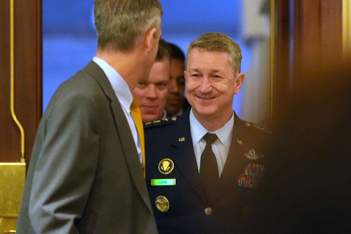 Ordföranden för de gemensamma stabscheferna, general Dan Caine, anländer till Kapitolium måndagen den 5 januari 2026, två korta möten med högt uppsatta lagstiftare efter att president Donald Trump instruerat amerikanska styrkor att gripa Venezuelas president Nicolás Maduro. Foto: Jacquelyn Martin/AP Photo Ordföranden för de gemensamma stabscheferna, general Dan Caine, anländer till Kapitolium måndagen den 5 januari 2026, två korta möten med högt uppsatta lagstiftare efter att president Donald Trump instruerat amerikanska styrkor att gripa Venezuelas president Nicolás Maduro. Foto: Jacquelyn Martin/AP Photo