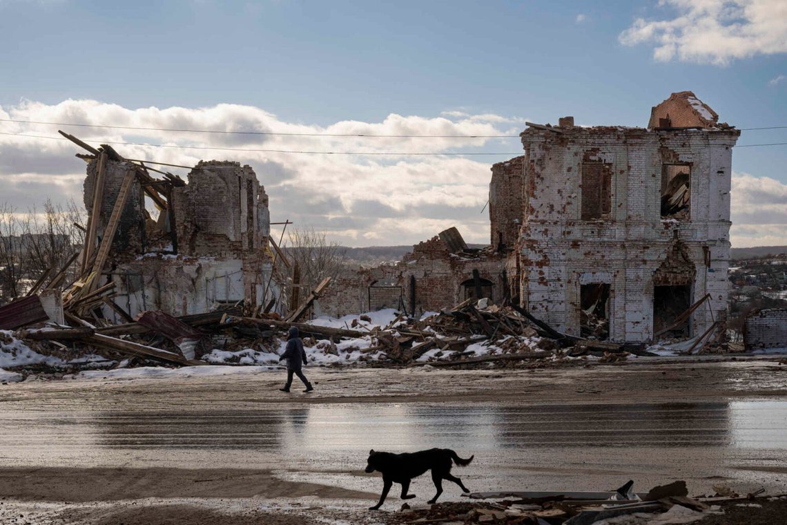 En kvinna går förbi en byggnad som förstördes av ett ryskt anfall i Kupiansk, Ukraina, måndagen den 20 februari 2023. Hårda artilleristrider har intensifierats de senaste veckorna i närheten av Kupiansk, en strategisk stad i den östra utkanten av Kharkiv-provinsen vid Oskilflodens strand, i takt med att ryska attacker intensifieras i en strävan att erövra hela det industriella hjärtat som kallas Donbas, vilket inkluderar provinserna Donetsk och Luhansk. Foto: Vadim Ghirda/AP Photo En kvinna går förbi en byggnad som förstördes av ett ryskt anfall i Kupiansk, Ukraina, måndagen den 20 februari 2023. Hårda artilleristrider har intensifierats de senaste veckorna i närheten av Kupiansk, en strategisk stad i den östra utkanten av Kharkiv-provinsen vid Oskilflodens strand, i takt med att ryska attacker intensifieras i en strävan att erövra hela det industriella hjärtat som kallas Donbas, vilket inkluderar provinserna Donetsk och Luhansk. Foto: Vadim Ghirda/AP Photo