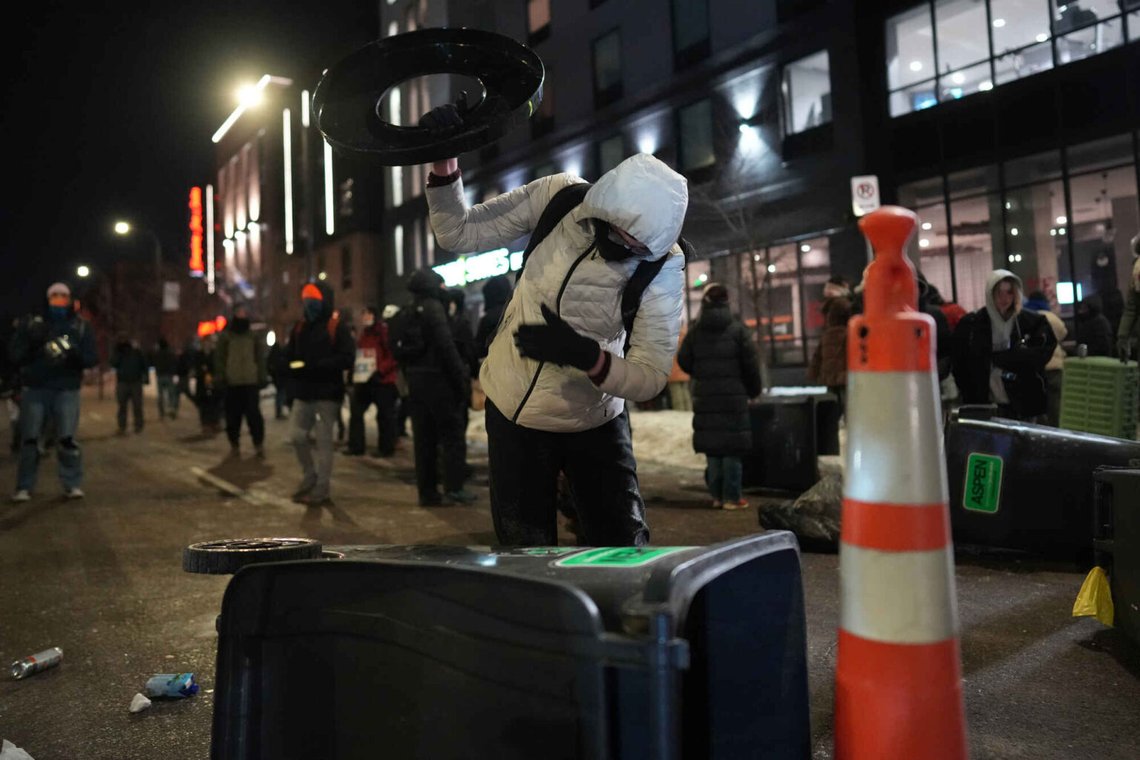 Här är några av de vänsterextrema aktivisterna i en så kallad "demonstration", söndagen den 25 januari 2026. Foto Adam Gray / AP/NTB Här är några av de vänsterextrema aktivisterna i en så kallad "demonstration", söndagen den 25 januari 2026. Foto Adam Gray / AP/NTB