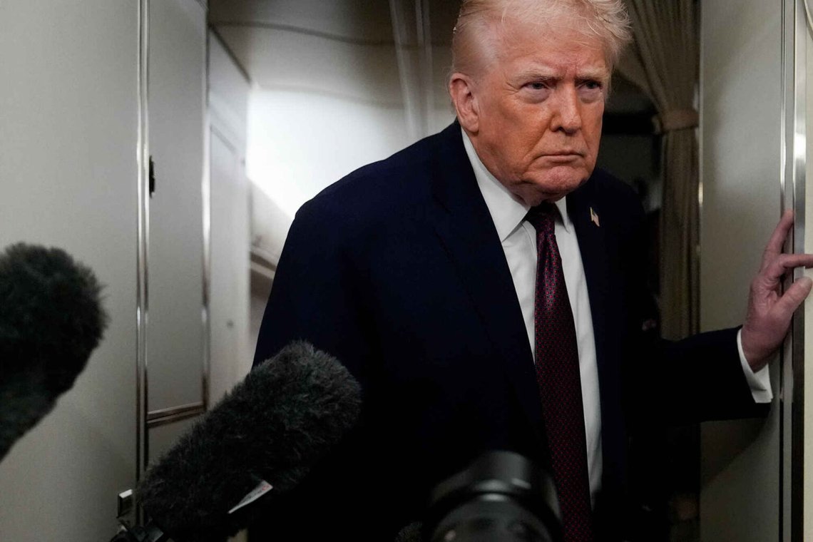 President Donald Trump talar till reportrar under flygning med Air Force One till Joint Base Andrews, Maryland, söndagen den 11 januari 2026. Foto: Julia Demaree Nikhinson/ AP Photo President Donald Trump talar till reportrar under flygning med Air Force One till Joint Base Andrews, Maryland, söndagen den 11 januari 2026. Foto: Julia Demaree Nikhinson/ AP Photo