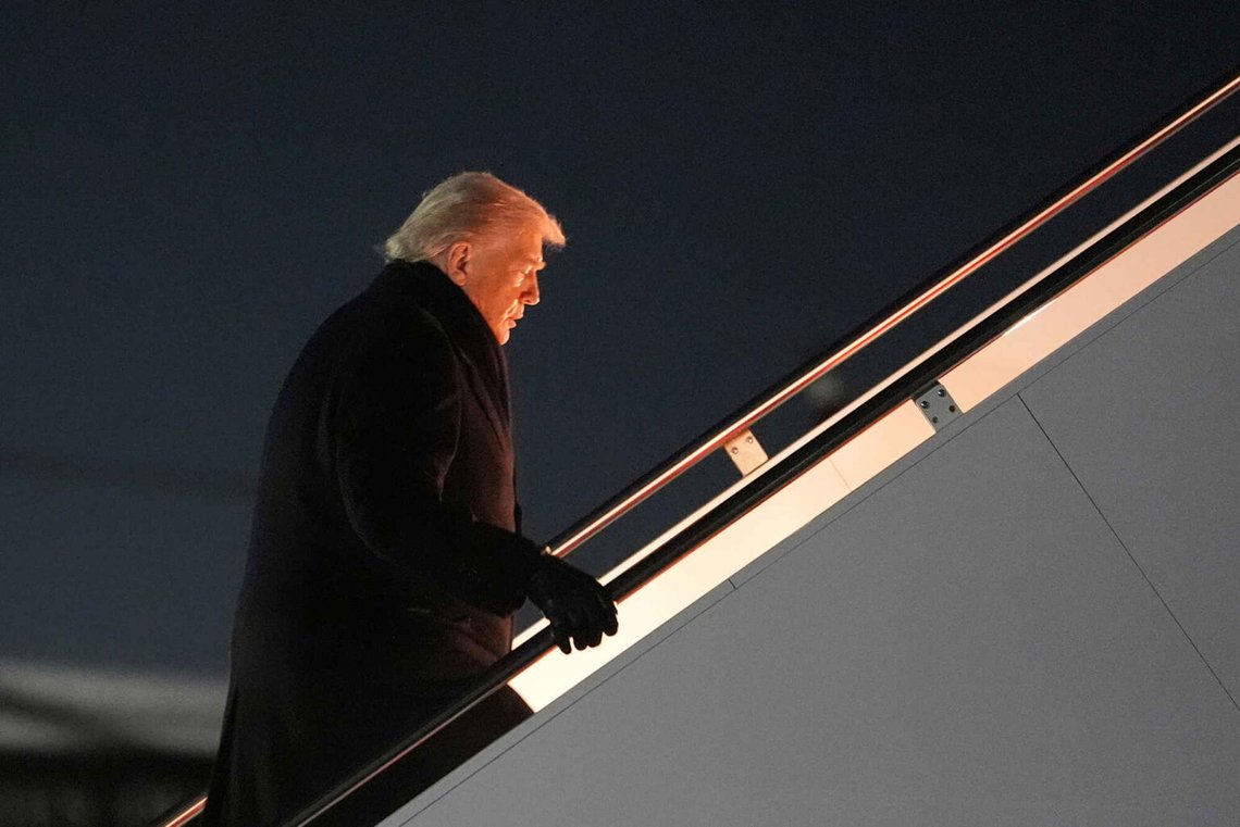 President Donald Trump går ombord på Air Force One för en resa för att delta i World Economic Form i Davos, tisdagen den 20 januari 2026, på Joint Base Andrews, Maryland. Foto: Evan Vucci/AP Photo President Donald Trump går ombord på Air Force One för en resa för att delta i World Economic Form i Davos, tisdagen den 20 januari 2026, på Joint Base Andrews, Maryland. Foto: Evan Vucci/AP Photo