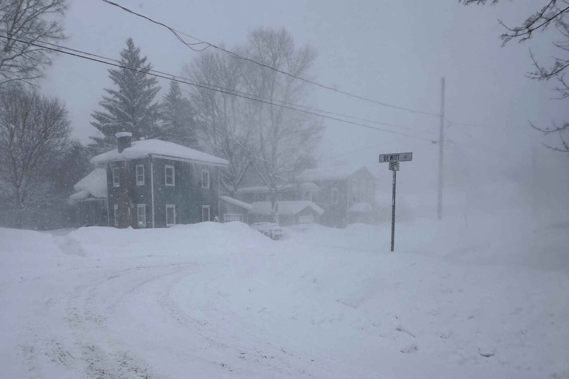 Kraftig vind og snøvær preget Lowville i New York fredag. Foto: Cara Anna / AP / NTB Kraftig vind og snøvær preget Lowville i New York fredag. Foto: Cara Anna / AP / NTB