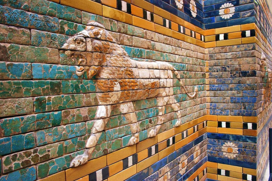 Detalj av den rekonstruerade Ishtar-porten i Babylon på Pergamonmuseet i Berlin. Foto: کاربر:سندباد GNU FDL Detalj av den rekonstruerade Ishtar-porten i Babylon på Pergamonmuseet i Berlin. Foto: کاربر:سندباد GNU FDL