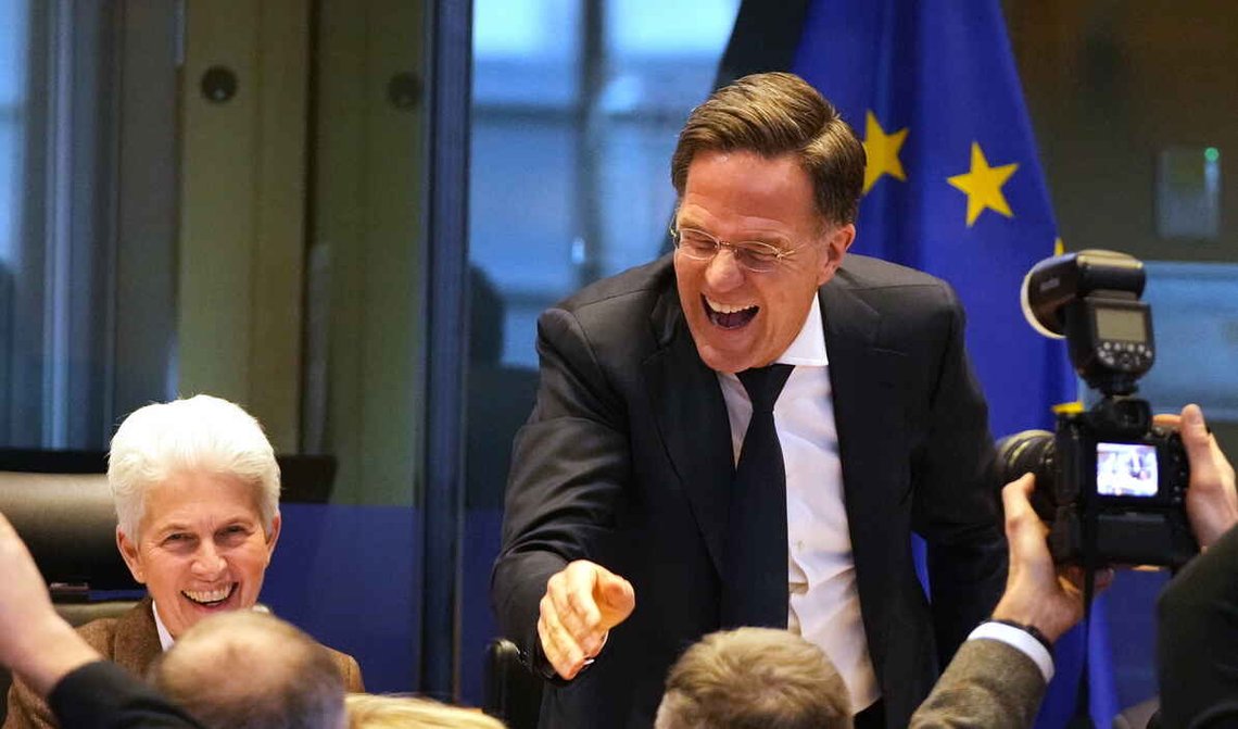 Natos generalsekreterare Mark Rutte hälsar publiken inför ett tal under ett möte med Europaparlamentets säkerhets- och försvarsutskott i Bryssel den 26 januari 2026. Foto: Virginia Mayo / AP / NTB Natos generalsekreterare Mark Rutte hälsar publiken inför ett tal under ett möte med Europaparlamentets säkerhets- och försvarsutskott i Bryssel den 26 januari 2026. Foto: Virginia Mayo / AP / NTB