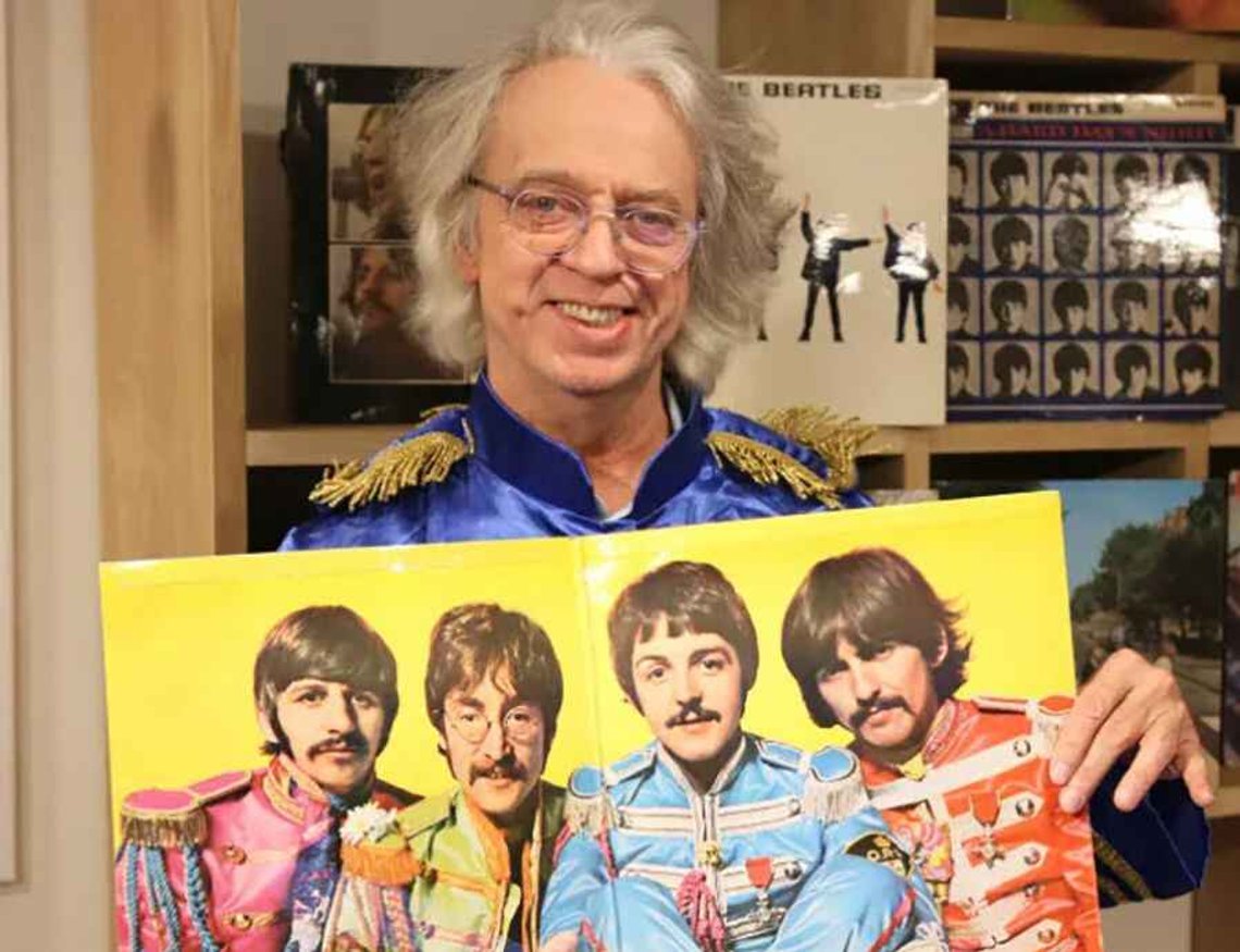 En samlare, låt oss kalla honom Yan, och skivan över alla skivor, "Sgt. Pepper" själv. Han är inte säker på hur många olika utgåvor han har av det här albumet, men det är definitivt betydelsefullt. Och nödvändigt. Foto: Radio Vinyl En samlare, låt oss kalla honom Yan, och skivan över alla skivor, "Sgt. Pepper" själv. Han är inte säker på hur många olika utgåvor han har av det här albumet, men det är definitivt betydelsefullt. Och nödvändigt. Foto: Radio Vinyl