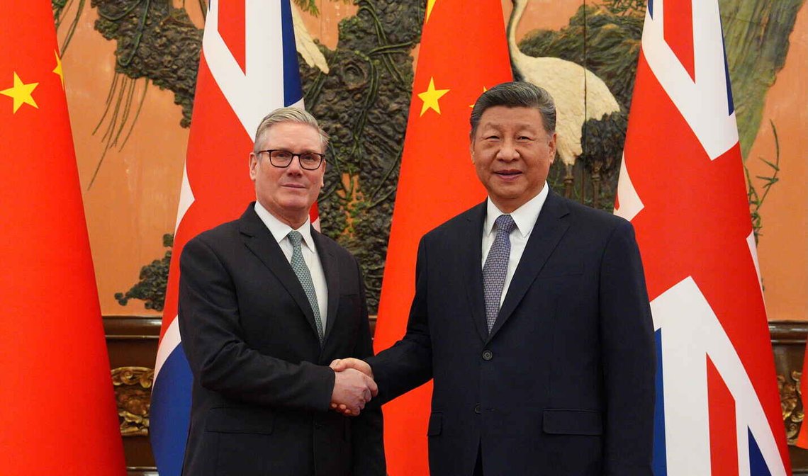 Keir Starmer hilser på Xi Jinping i Beijing den 29. januar 2026. Foto: Carl Court / Pool via AP / NTB Keir Starmer hilser på Xi Jinping i Beijing den 29. januar 2026. Foto: Carl Court / Pool via AP / NTB
