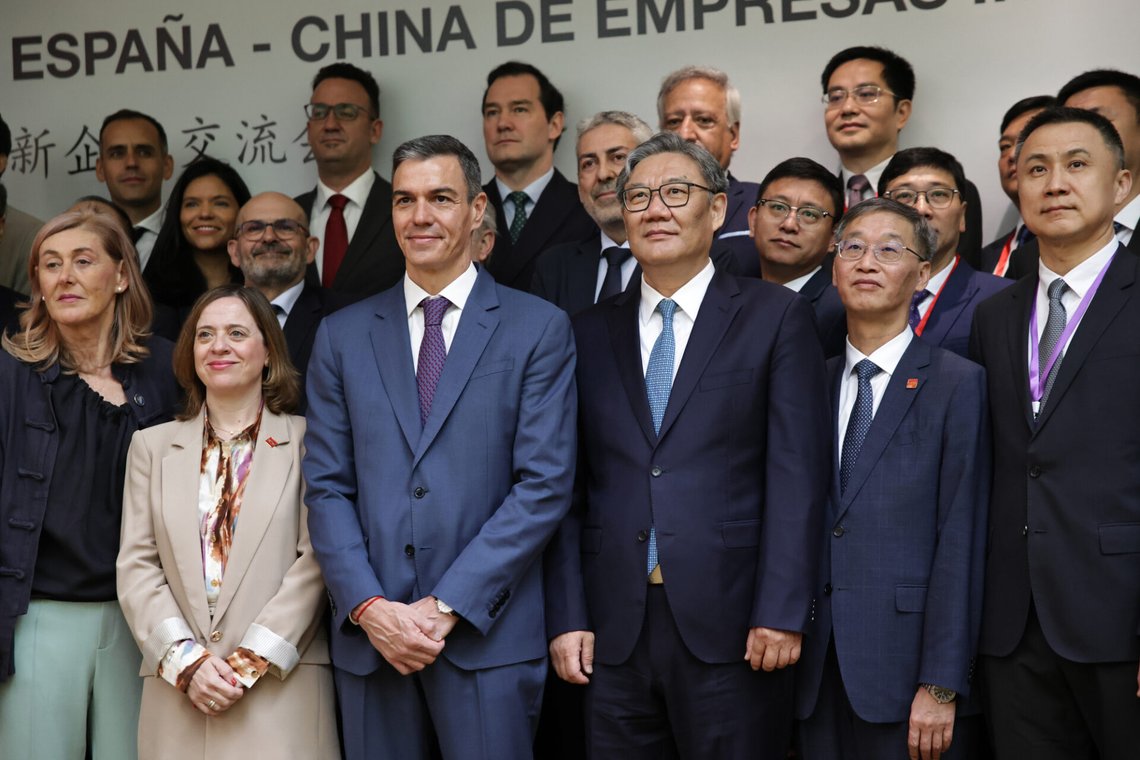 Spain's Prime Minister Pedro Sanchez, center left, poses together with China's Commerce Minister Wang Wentao, center right, for a group photo with representatives of Chinese and Spanish companies, in Beijing Wednesday, April 15, 2026. (Andres Martinez Casares/Pool Photo via AP) Spain's Prime Minister Pedro Sanchez, center left, poses together with China's Commerce Minister Wang Wentao, center right, for a group photo with representatives of Chinese and Spanish companies, in Beijing Wednesday, April 15, 2026. (Andres Martinez Casares/Pool Photo via AP)
