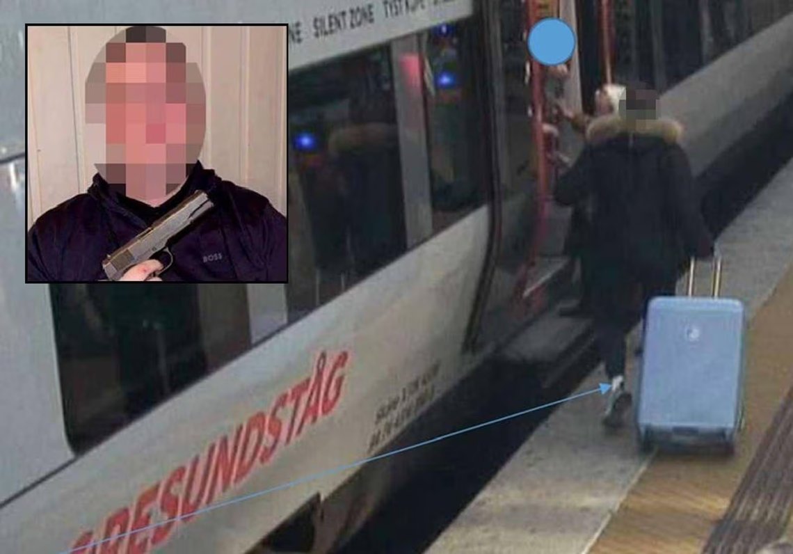 Den østeuropeiske kureren går om bord i toget i København til Malmø. Innfelt den norske borgeren på 21. Foto: Svensk politi Den østeuropeiske kureren går om bord i toget i København til Malmø. Innfelt den norske borgeren på 21. Foto: Svensk politi
