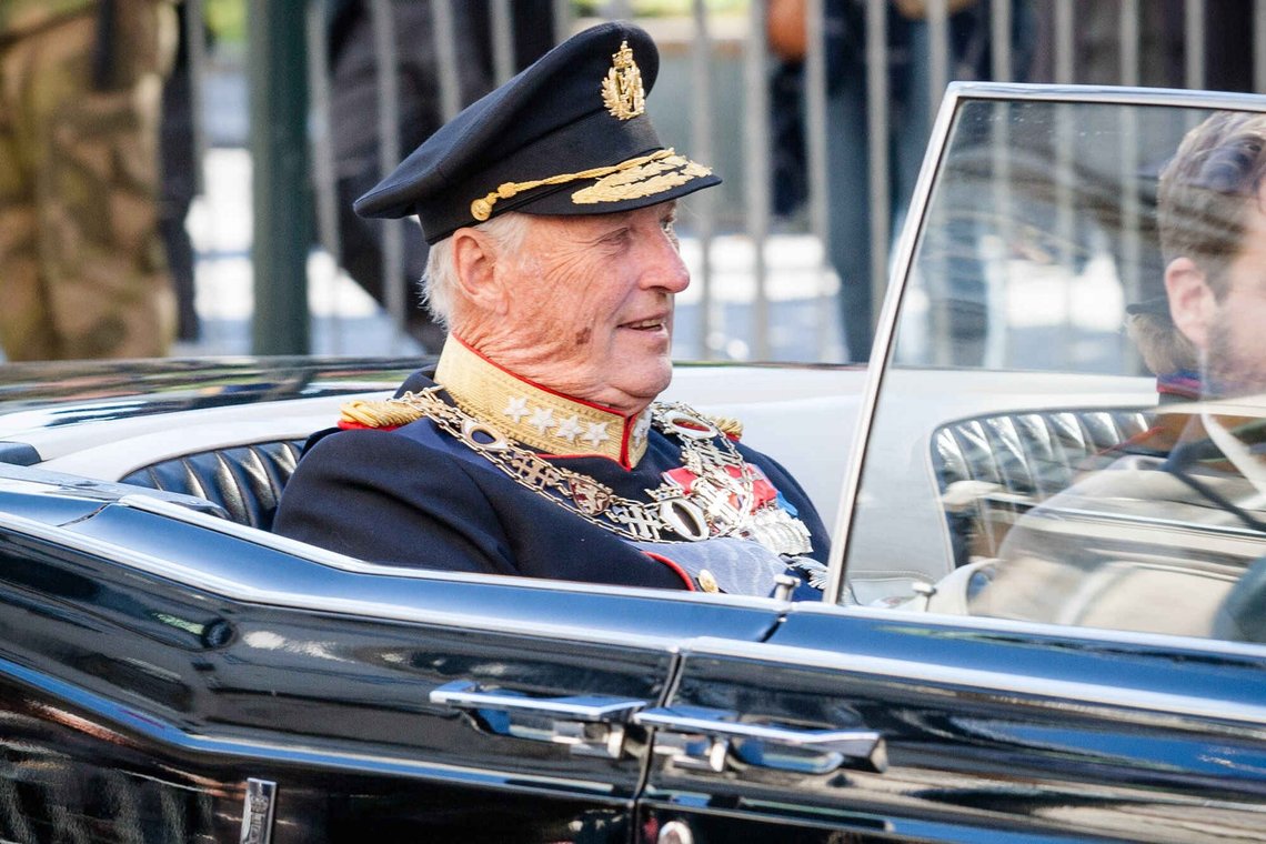 Oslo 20161003.
Stortingets åpning 2016: Kong Harald i åpen bil etter den høytidelige åpningen av det 161. storting mandag.
Foto: Audun Braastad / NTB Oslo 20161003.
Stortingets åpning 2016: Kong Harald i åpen bil etter den høytidelige åpningen av det 161. storting mandag.
Foto: Audun Braastad / NTB