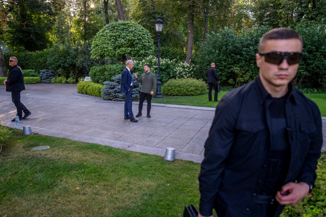 Kyiv, Ukraina 20260823.
Statsminister Jonas Gahr Støre i samtale med Ukrainas president Volodymyr Zelenskyj etter markeringen av Ukrainas nasjonale flaggdag søndag. Statsministeren er i Kyiv for å delta på et toppmøte med Ukraina og de nordisk-baltiske landene, markere Ukrainas nasjonale flaggdag og møter med ukrainske myndigheter.
Foto: Javad Parsa / NTB Kyiv, Ukraina 20260823.
Statsminister Jonas Gahr Støre i samtale med Ukrainas president Volodymyr Zelenskyj etter markeringen av Ukrainas nasjonale flaggdag søndag. Statsministeren er i Kyiv for å delta på et toppmøte med Ukraina og de nordisk-baltiske landene, markere Ukrainas nasjonale flaggdag og møter med ukrainske myndigheter.
Foto: Javad Parsa / NTB